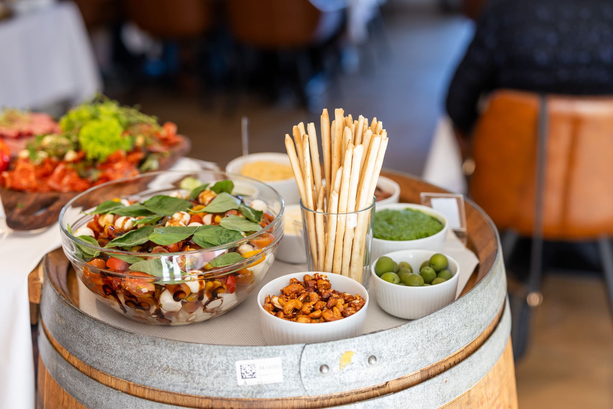 Italiensk forret med snacks og grøntsager på bord.