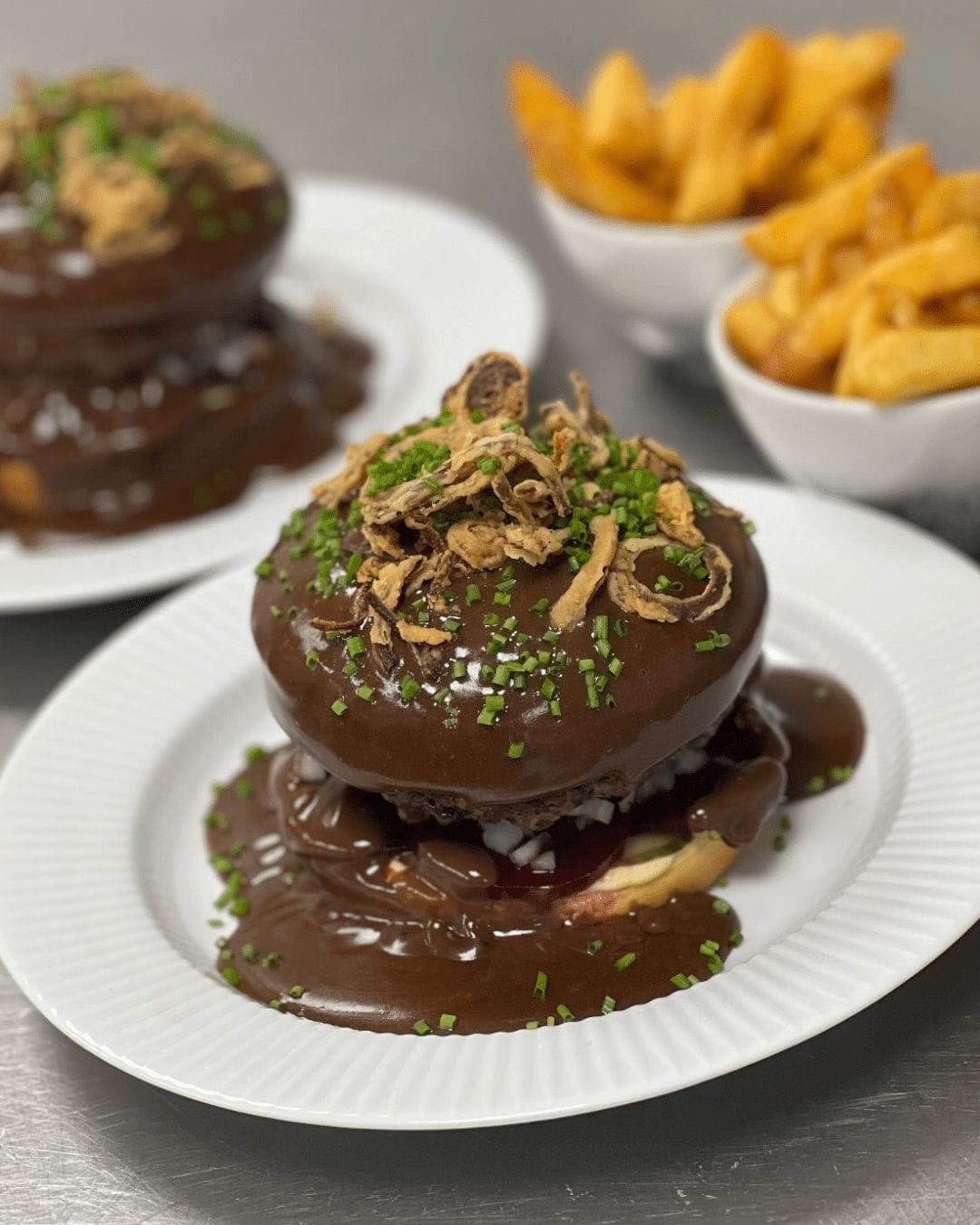 Bøfsandwich med brun sauce og sprøde løg