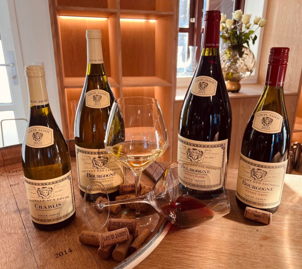 Fire flasker vin og glas på træbord