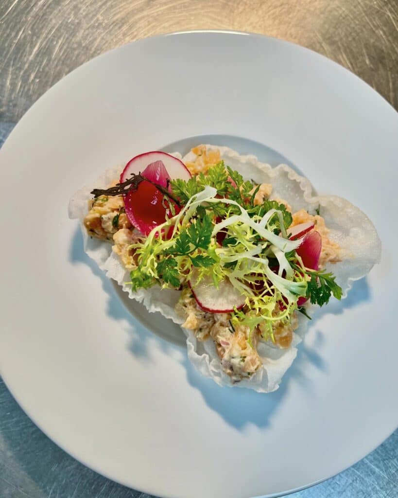 Frisk salat med radiser og grøntsager på sprød bund