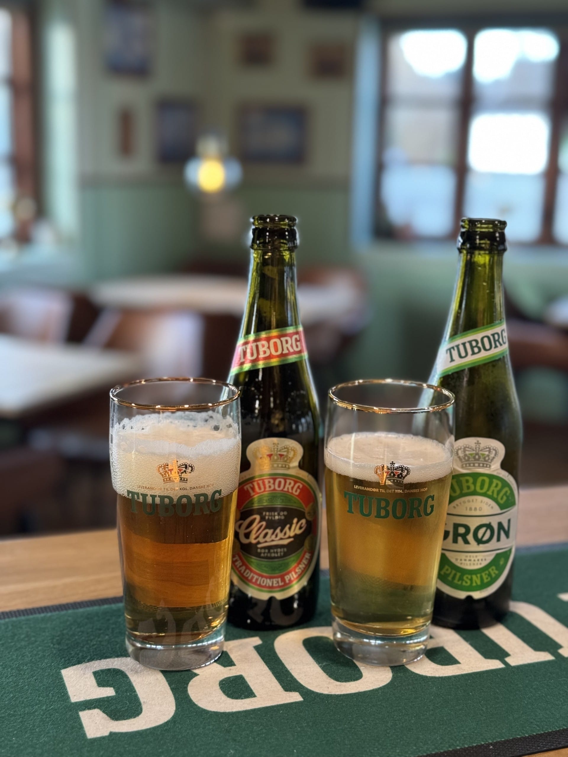 To Tuborg øl på barbord