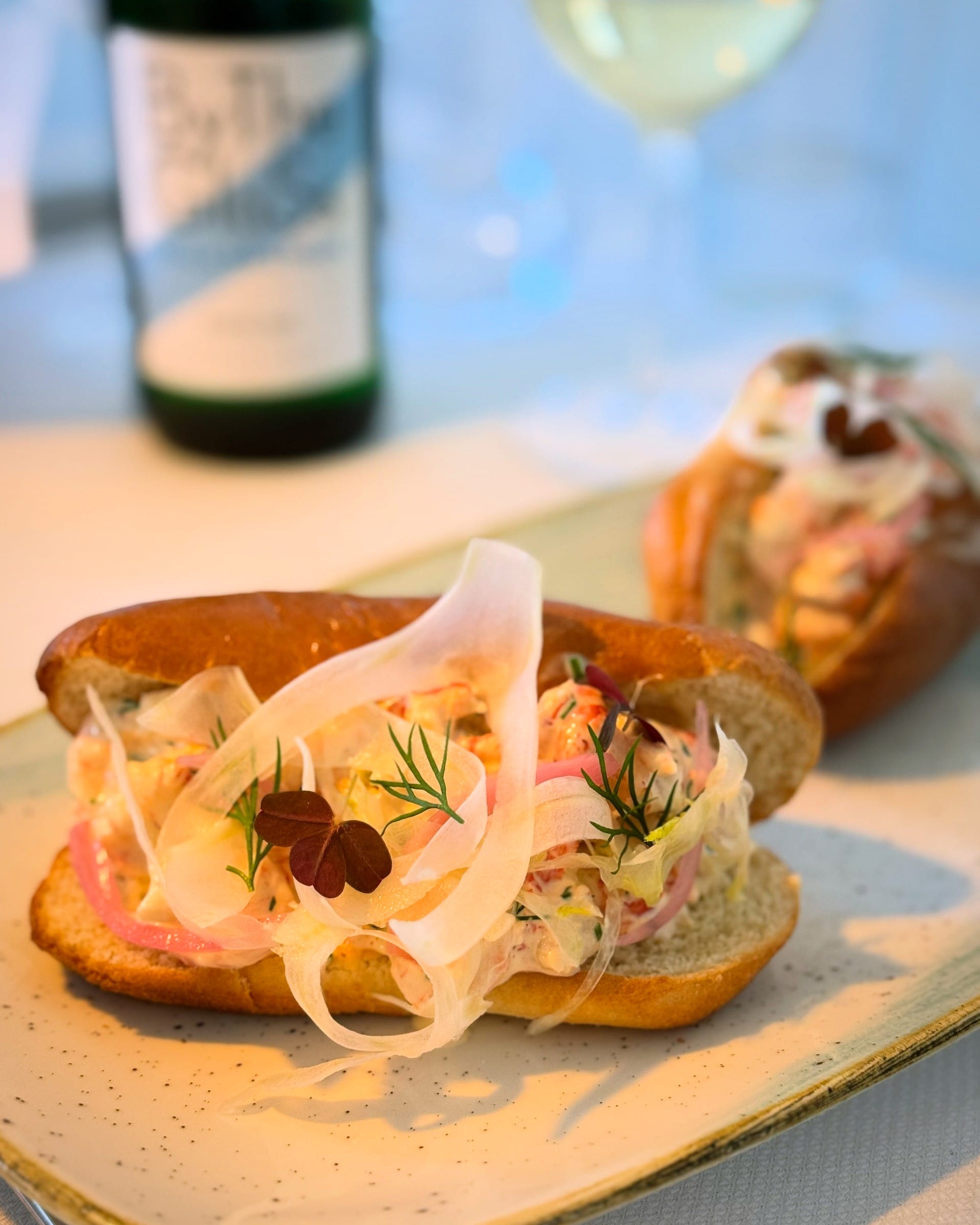 Gourmet hotdog med rejer og frisk dild