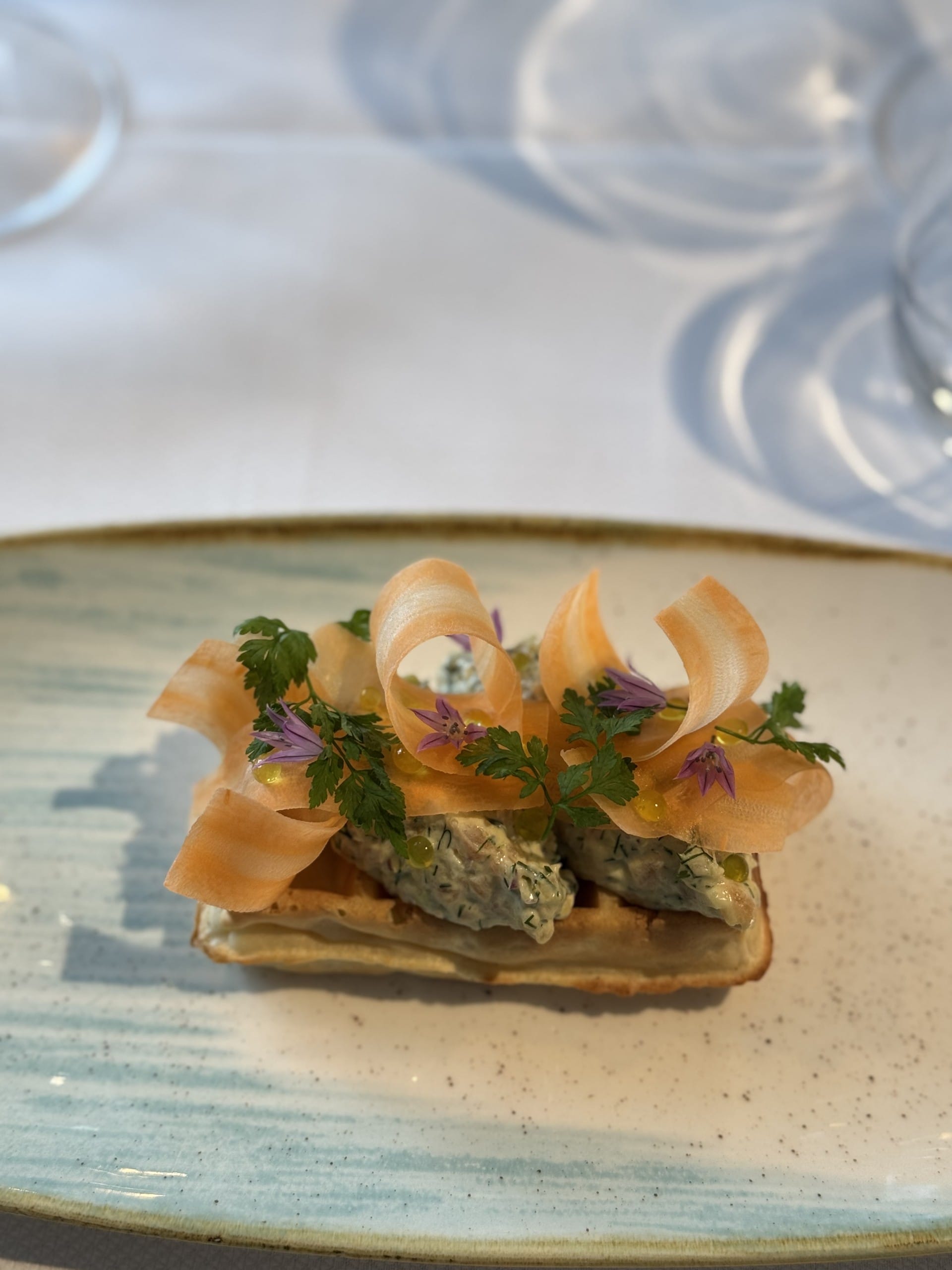 Gourmetret med grøntsager og urter på vaffel