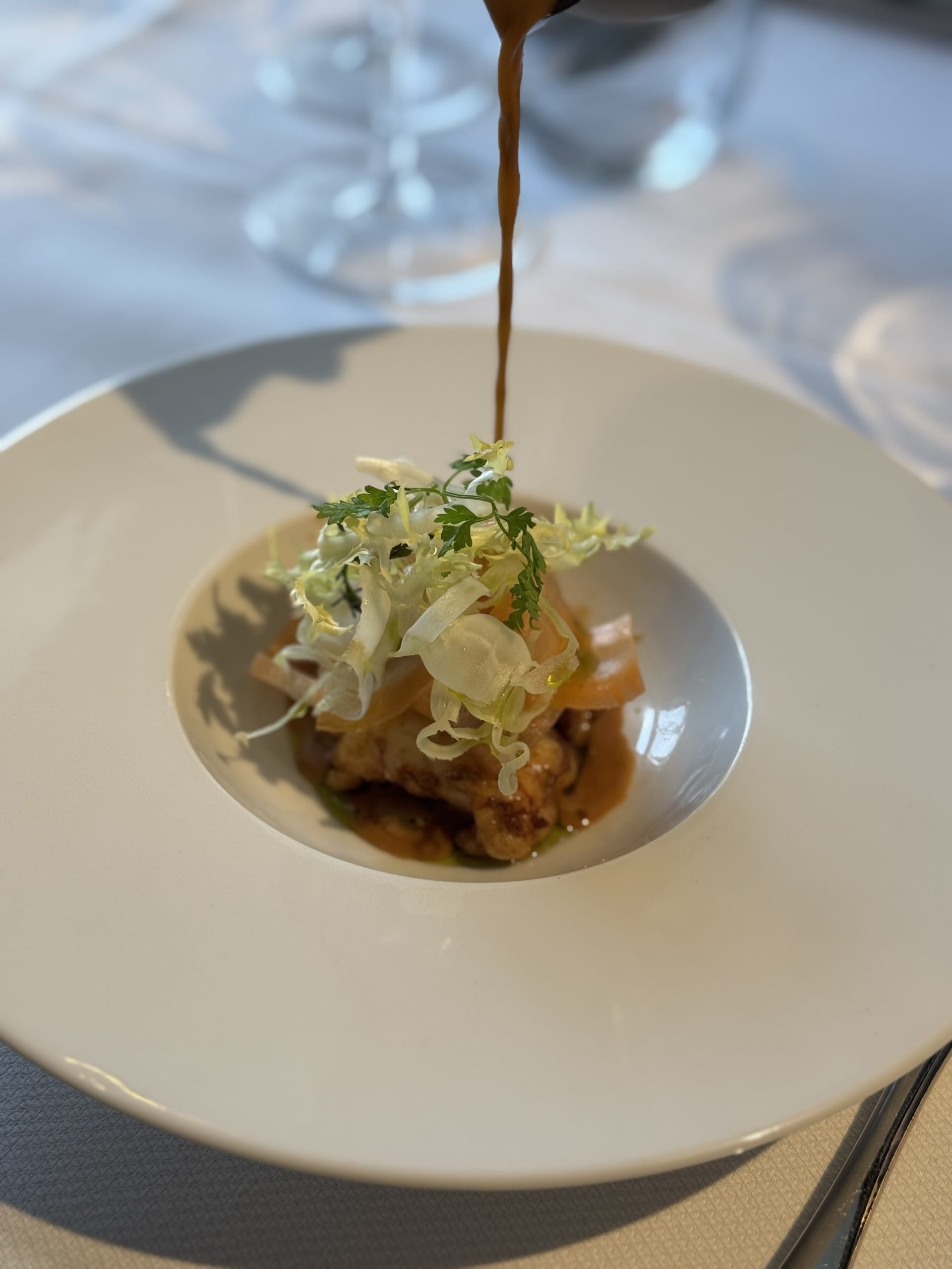 Gourmetret med sauce og frisk salat