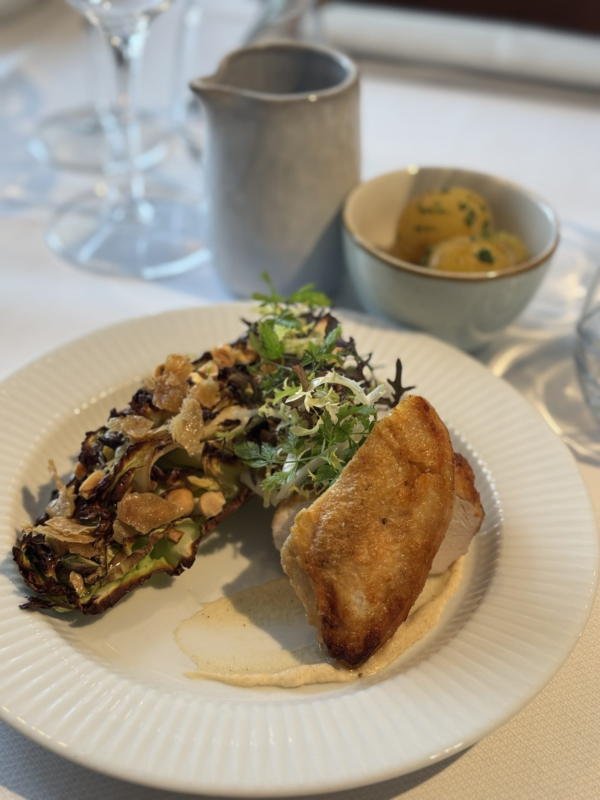 Stegt kylling med salat og kartofler