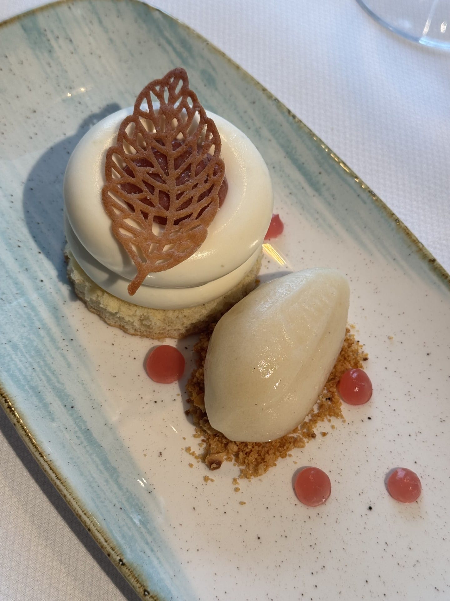 Elegant dessert med mousse, sorbet og hindbærsauce